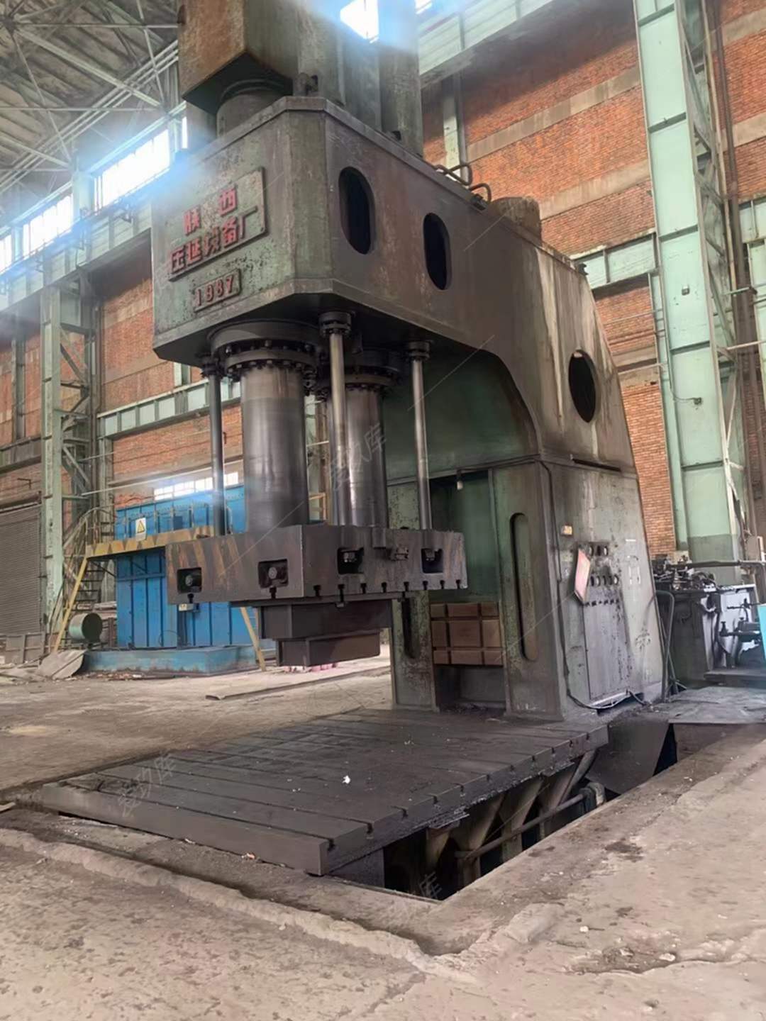 Sell 1000 tons single arm hydraulic press